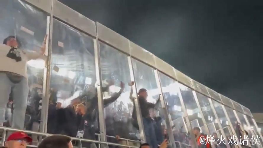 科贝记者：法兰克福球迷往巴萨球迷区投掷杂物甚